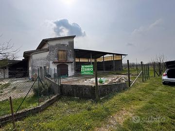 CAPANNONE DAGLI AMPI SPAZI CON POSSIBILITA' DI...