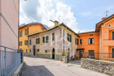 Casa indipendente di 137 m² con più di 5 locali a 