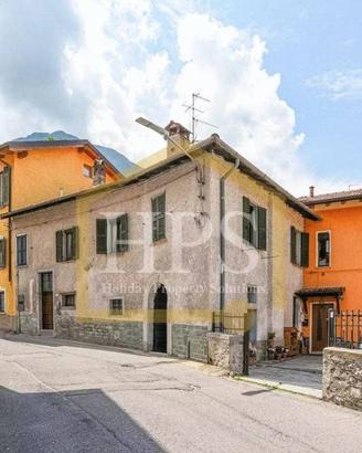 Casa indipendente di 137 m² con più di 5 locali a 