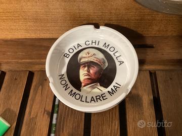 Posacenere e medaglia .Benito