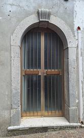 Portale in pietra con capitello