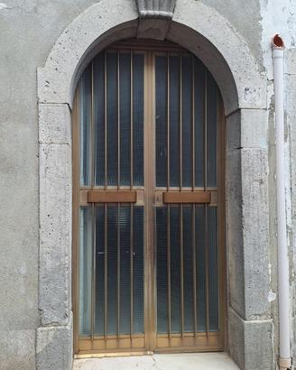 Portale in pietra con capitello