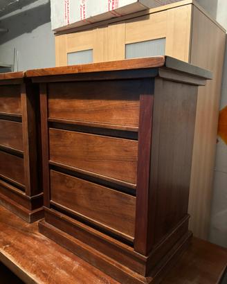 Coppia di comodini in legno vintage