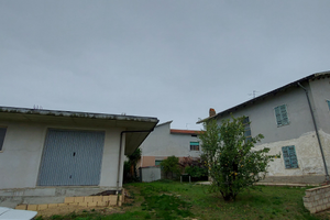 Casa a due livelli con magazzino a due livelli