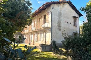 Cascinale da ristrutturare in centro paese