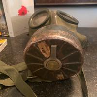 3 Elmetti 2 guerra 1maschera antigas con custodia
