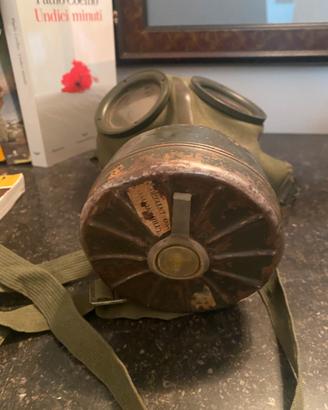 3 Elmetti 2 guerra 1maschera antigas con custodia
