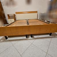 letto matrimoniale più due comodini
