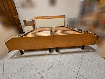 letto matrimoniale più due comodini
