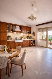 Appartamento trivano in villa con box auto