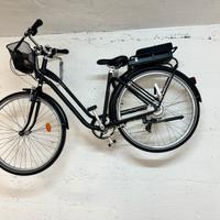 Bici elettrica ebike come nuova dechatlon