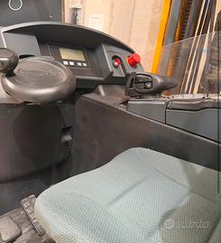 Carrello elevatore retrattile  + scaffalature