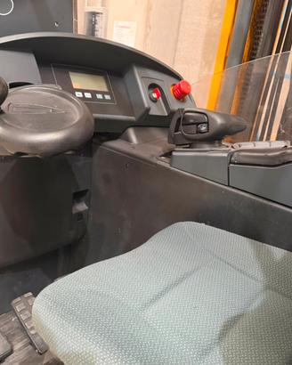 Carrello elevatore retrattile  + scaffalature