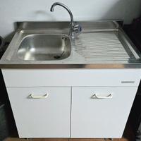 Mobile da cucina con lavello e miscelatore