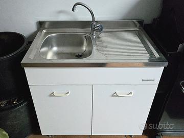 Mobile da cucina con lavello e miscelatore