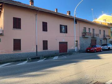 Due appartamenti un negozio un salone artigianale