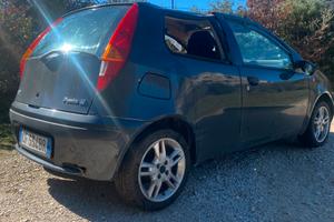 Fiat punto incidentata