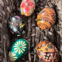 Cestino con uova di legno pitturate a mano
