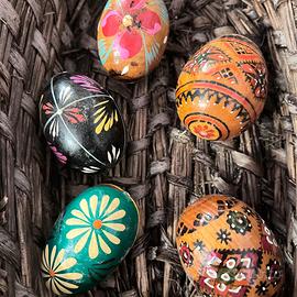 Cestino con uova di legno pitturate a mano