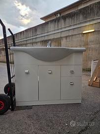 mobile bagno con lavabo integrato e specchio