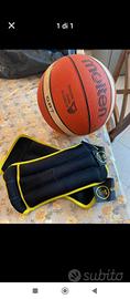 pallone da basket e ginocchiere 