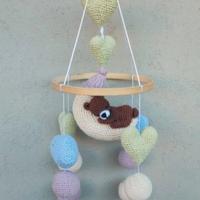 Giostrina all'uncinetto per culla