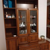 Armadio in legno con vetrina