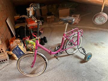 bici con sostegno di due rotelline posteriori