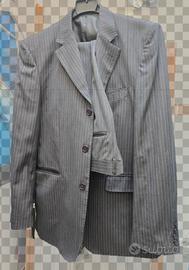 Gessato  grigio perfetto per la stagione.