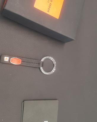 portachiavi in pelle nera 