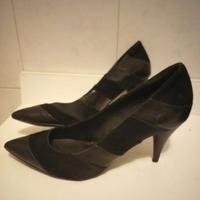 Décolleté GUESS in pelle nera, scamosciata e raso