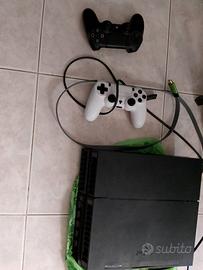 Playstation 4 in buono stato con 2 controller