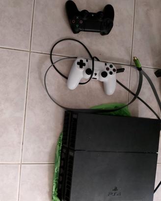 Playstation 4 in buono stato con 2 controller