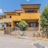 VILLA A SCHIERA D'ANGOLO A MANZIANA