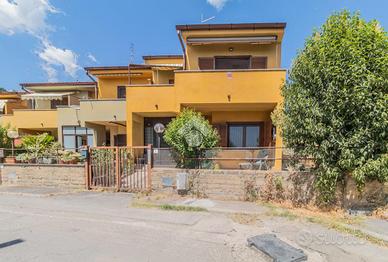 VILLA A SCHIERA D'ANGOLO A MANZIANA