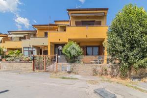 VILLA A SCHIERA D'ANGOLO A MANZIANA