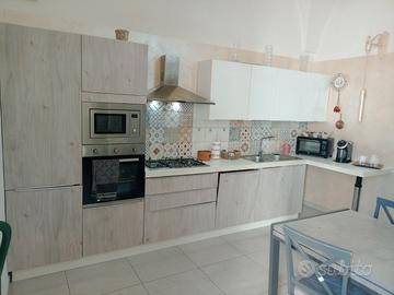 Cucina componibile con elettrodomestici
