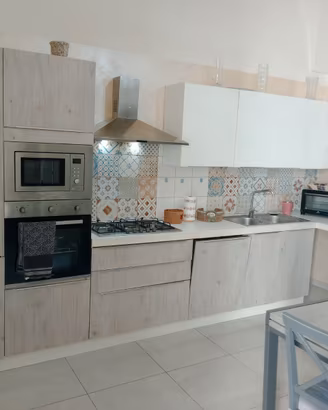 Cucina componibile con elettrodomestici
