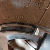 Cerchi in lega con pneumatici