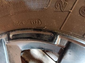 Cerchi in lega con pneumatici