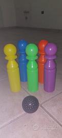 birilli colorati nuovi di plastica con boccetta