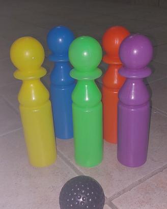 birilli colorati nuovi di plastica con boccetta