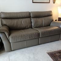 Due divani in pelle con poggia piedi