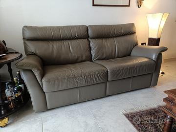 Due divani in pelle con poggia piedi