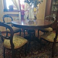 Tavolo antico con 5 sedie