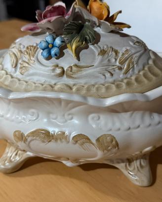 Elegante bomboniera in porcellana italiana