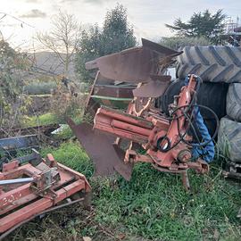 Aratro reversibile bivomere