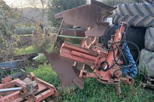 Aratro reversibile bivomere