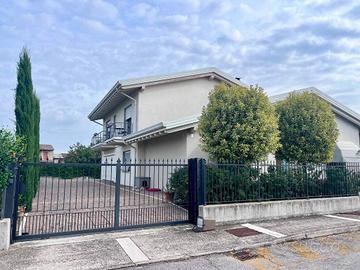 Villa di 253 m² con 5 locali e box auto doppio a O