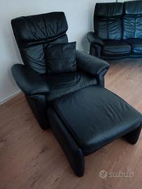 Poltrona in pelle nera con sgabello